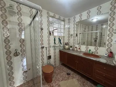 Banheiro do apartamento de 3 quartos à venda no Ramos, em Viçosa MG.